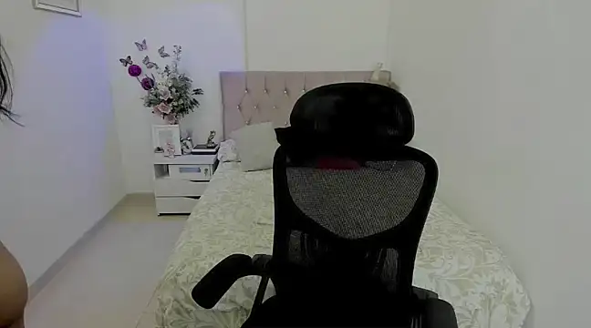 linda zaam83866 online show from February 6, 2025, 4:58 pm