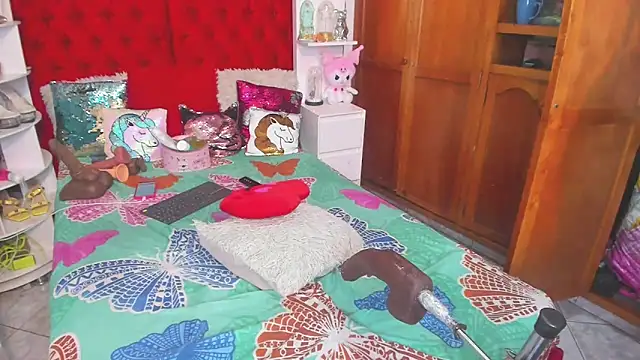 larafoxter online show from March 13, 2025, 11:16 pm