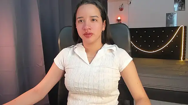 emilyrouxe online show from January 8, 2025, 3:28 pm