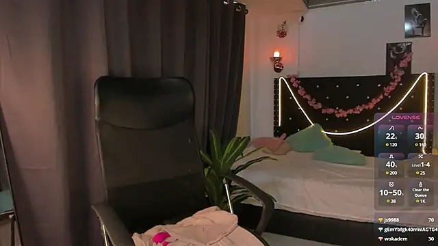 emilyrouxe online show from February 16, 2025, 8:33 pm