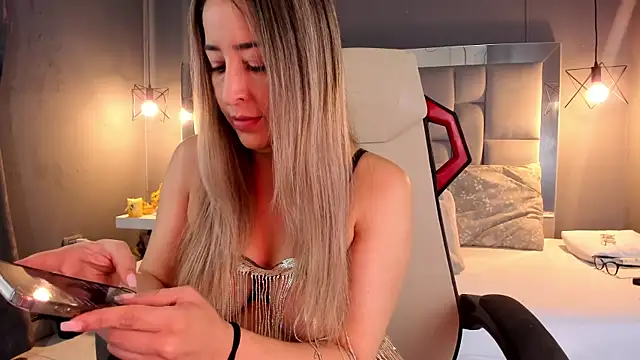 Snapshot of AliceSteel12 chatting on December 6, 2024, 12:38 pm AliceSteel12 online show from December 6, 2024, 12:38 pm