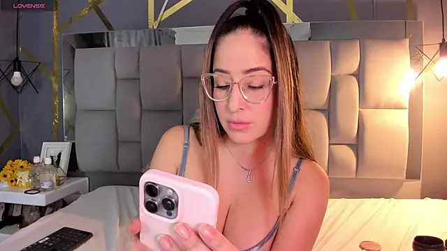 Snapshot of AliceSteel12 chatting on October 1, 2025, 11:11 pm AliceSteel12 online show from October 1, 2025, 11:11 pm