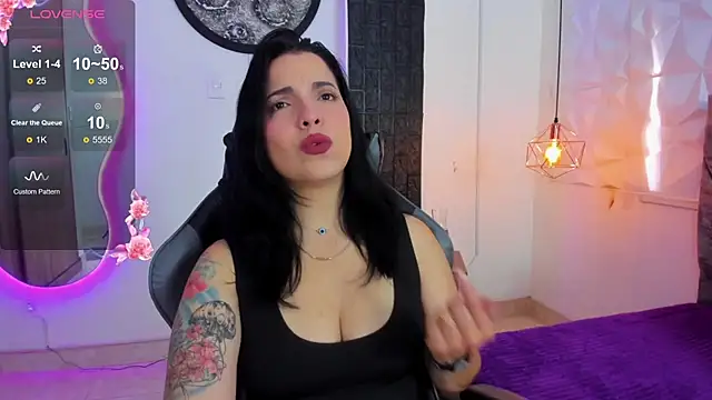 tatiana sc online show from November 19, 2025, 1:22 pm