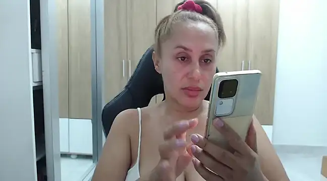 RoxanaLove9 online show from December 24, 2024, 11:22 pm