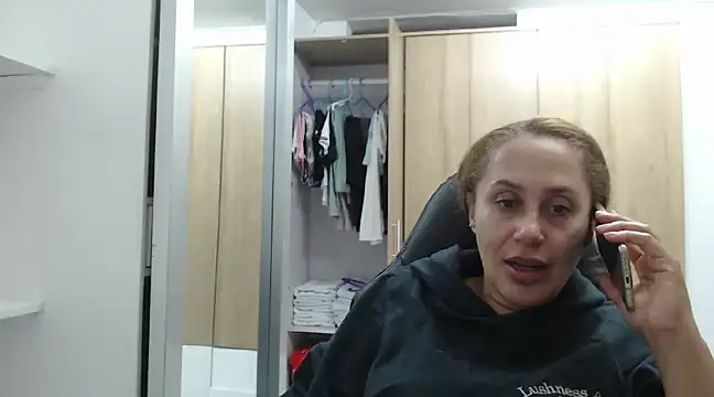 RoxanaLove9 online show from January 3, 2025, 4:33 am