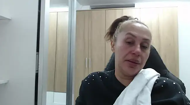 RoxanaLove9 online show from January 4, 2025, 12:16 am