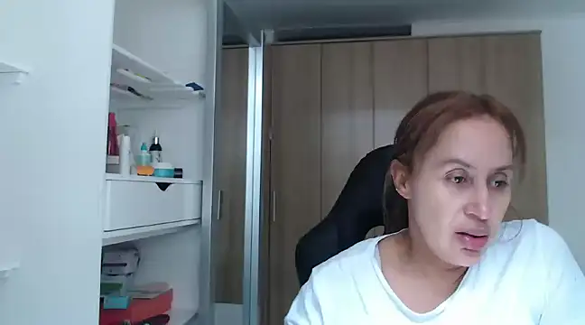 RoxanaLove9 online show from January 10, 2025, 6:28 pm