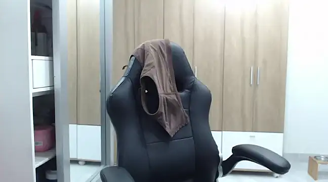 RoxanaLove9 online show from February 5, 2025, 1:15 am