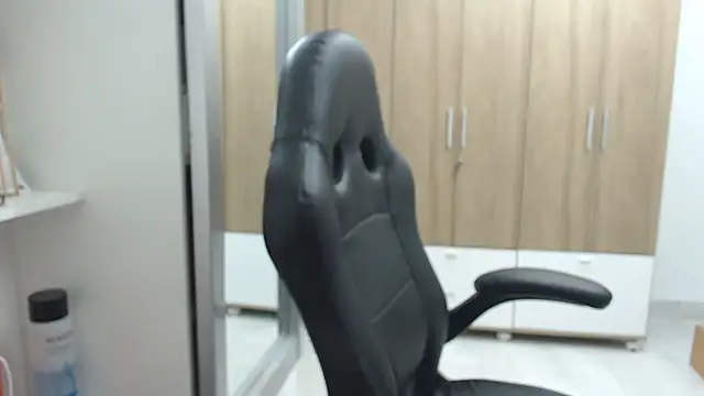 RoxanaLove9 online show from March 22, 2025, 11:20 pm