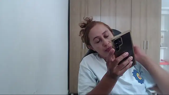 RoxanaLove9 online show from March 25, 2026, 5:19 pm