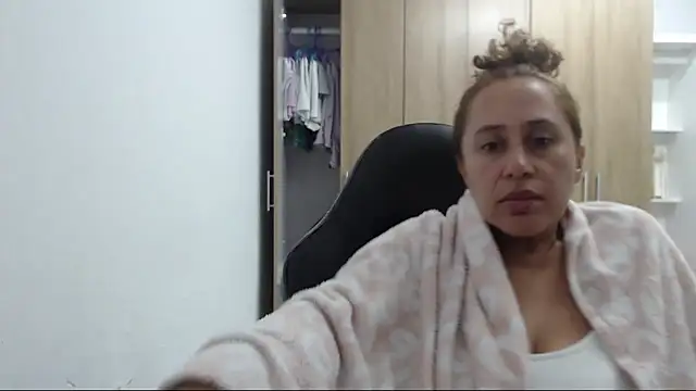 Snapshot of RoxanaLove9 chatting on April 19, 2026, 2:22 am RoxanaLove9 online show from April 19, 2026, 2:22 am