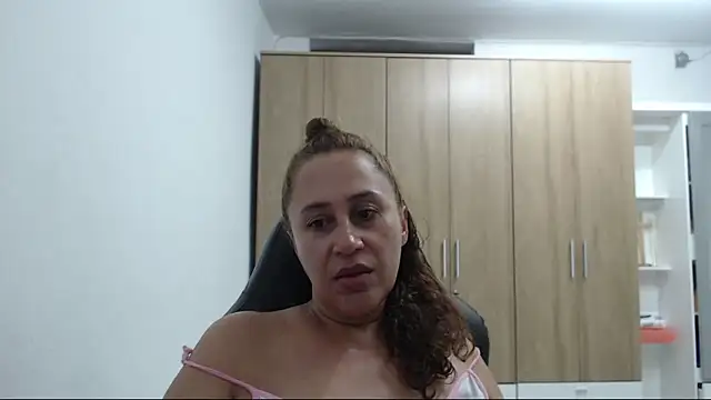 Snapshot of RoxanaLove9 chatting on April 28, 2026, 2:38 am RoxanaLove9 online show from April 28, 2026, 2:38 am