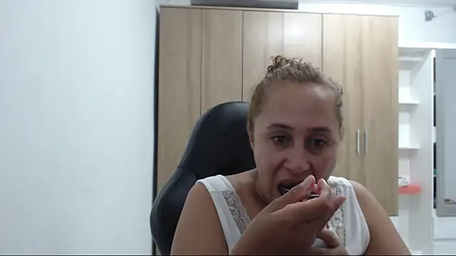 Snapshot of RoxanaLove9 chatting on May 8, 2026, 10:37 pm RoxanaLove9 online show from May 8, 2026, 10:37 pm