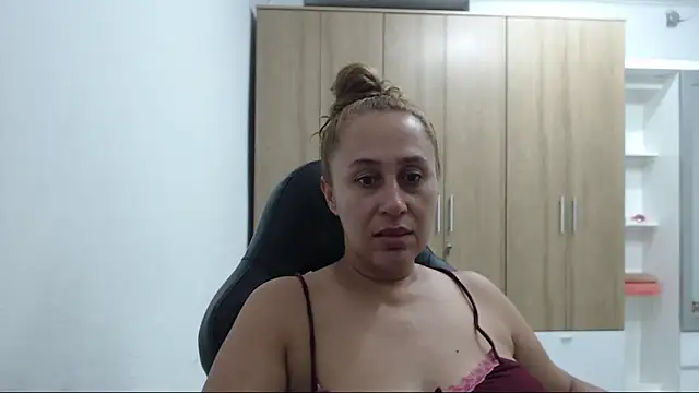 Snapshot of RoxanaLove9 chatting on May 12, 2026, 1:36 am RoxanaLove9 online show from May 12, 2026, 1:36 am
