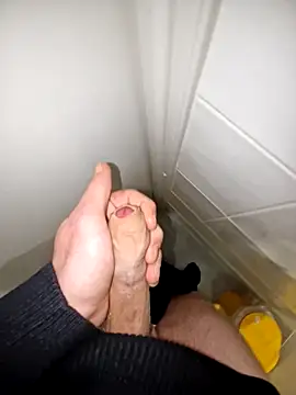 Snapshot of Landryyyyy chatting on December 19, 2024, 7:29 pm Landryyyyy online show from December 19, 2024, 7:29 pm