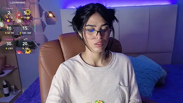 AlessiaVal  online show from September 15, 2025, 1:44 pm