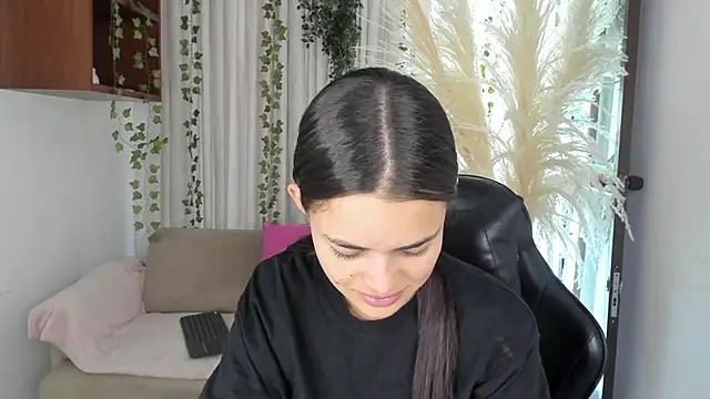 HannaRhodes online show from April 1, 2026, 1:41 pm