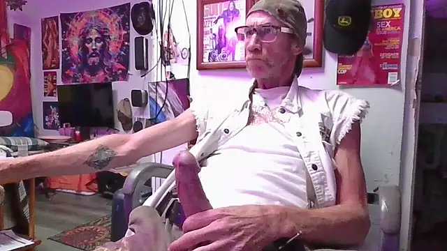 Snapshot of Undercover_Pornstar chatting on July 16, 2026, 2:56 pm Undercover Pornstar online show from July 16, 2026, 2:56 pm