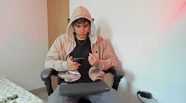 leo030809 online show from March 19, 2025, 11:39 am