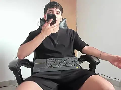 leo030809 online show from April 8, 2026, 5:13 pm