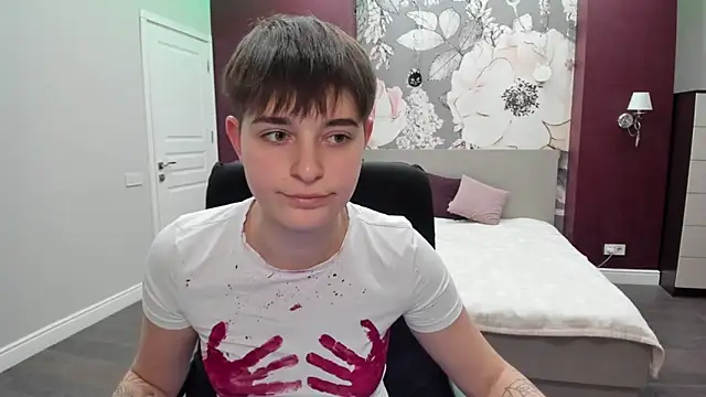 EmiliaYours online show from November 1, 2025, 3:25 pm