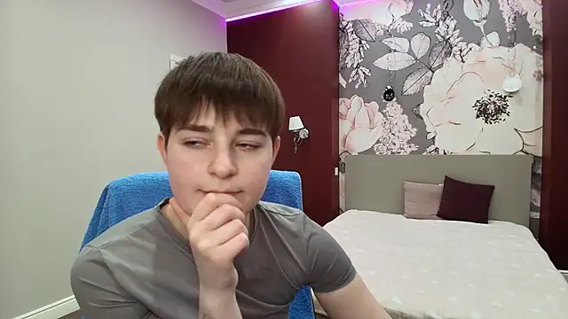 EmiliaYours online show from March 29, 2026, 2:06 pm