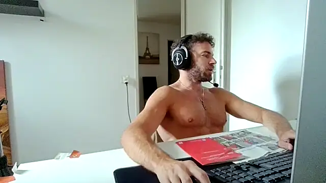 Snapshot of alpha-hunk chatting on June 11, 2026, 8:34 am alpha-hunk online show from June 11, 2026, 8:34 am