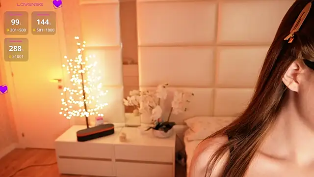 Lilly Colins online show from April 9, 2026, 6:35 pm