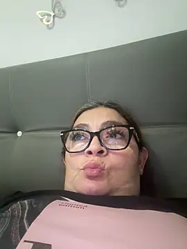 AntonellaAlondra4 online show from May 31, 2026, 9:05 pm