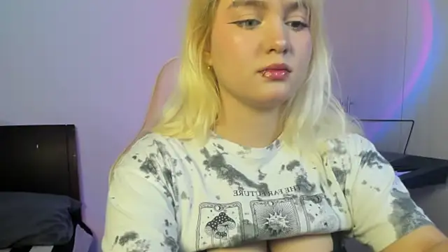 Snapshot of Pretty__zoe chatting on October 4, 2025, 6:17 pm Pretty  zoe online show from October 4, 2025, 6:17 pm