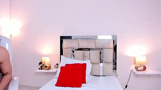 saraandstiven online show from March 11, 2025, 7:04 am