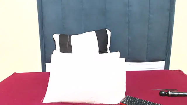 kittykhloe22 online show from March 13, 2025, 7:06 pm