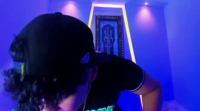 jamescurli  online show from December 19, 2024, 4:23 am