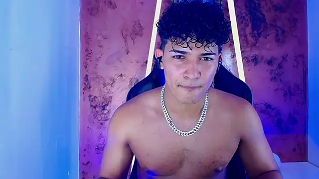 jamescurli  online show from February 3, 2025, 11:09 am