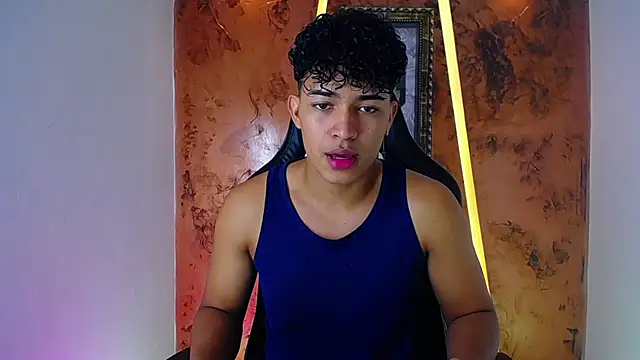 jamescurli  online show from February 17, 2025, 9:13 am