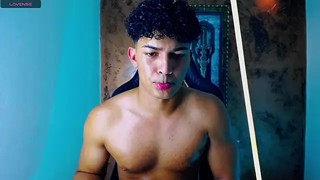 jamescurli  online show from March 15, 2025, 1:51 pm