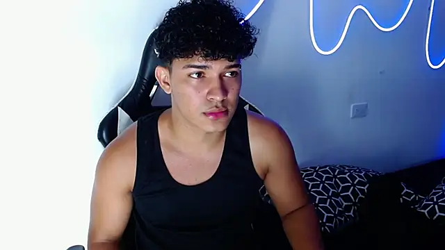 jamescurli  online show from October 19, 2025, 5:46 pm