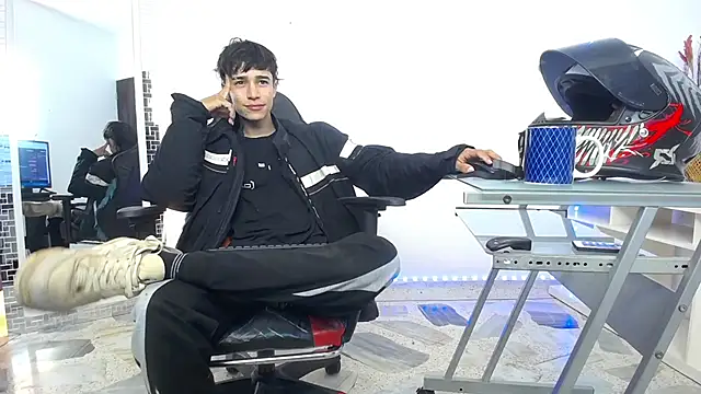 Snapshot of Zacktk7 chatting on December 13, 2024, 11:17 pm Zacktk7 online show from December 13, 2024, 11:17 pm