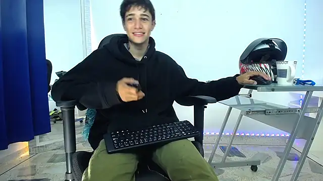 Snapshot of Zacktk7 chatting on December 17, 2024, 11:27 pm Zacktk7 online show from December 17, 2024, 11:27 pm