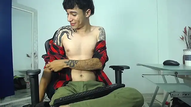 Snapshot of Zacktk7 chatting on December 18, 2024, 11:40 pm Zacktk7 online show from December 18, 2024, 11:40 pm