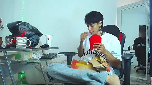 Snapshot of Zacktk7 chatting on December 25, 2024, 9:33 pm Zacktk7 online show from December 25, 2024, 9:33 pm