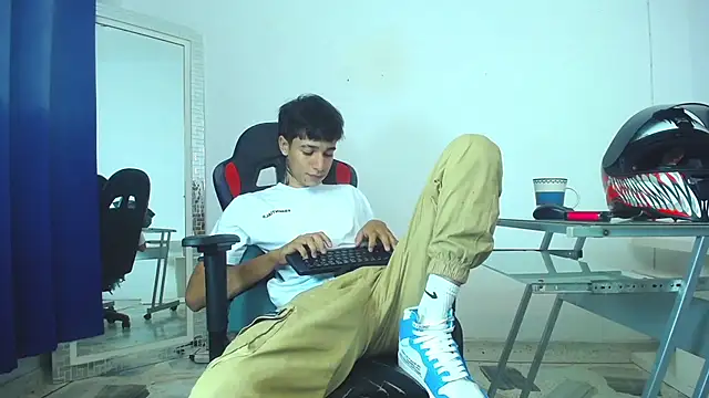 Snapshot of Zacktk7 chatting on January 7, 2025, 12:03 am Zacktk7 online show from January 7, 2025, 12:03 am