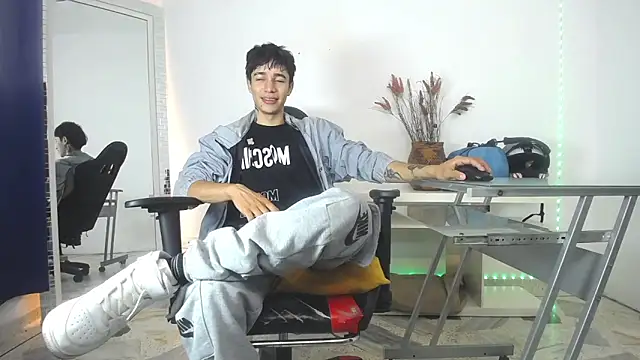 Snapshot of Zacktk7 chatting on January 18, 2025, 1:29 pm Zacktk7 online show from January 18, 2025, 1:29 pm