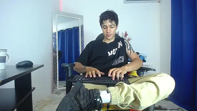 Snapshot of Zacktk7 chatting on January 31, 2025, 8:43 pm Zacktk7 online show from January 31, 2025, 8:43 pm