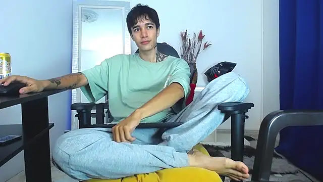 Snapshot of Zacktk7 chatting on February 3, 2025, 10:43 pm Zacktk7 online show from February 3, 2025, 10:43 pm