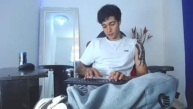 Snapshot of Zacktk7 chatting on February 4, 2025, 7:44 pm Zacktk7 online show from February 4, 2025, 7:44 pm