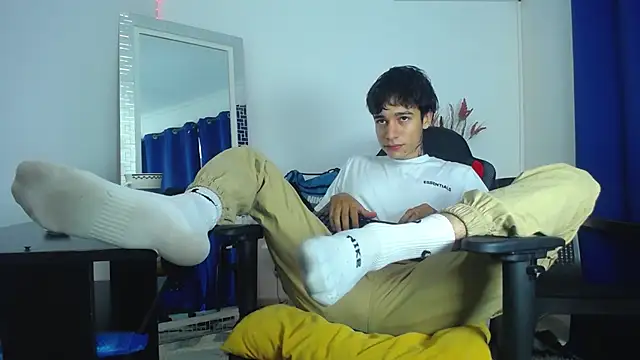 Snapshot of Zacktk7 chatting on February 5, 2025, 8:35 pm Zacktk7 online show from February 5, 2025, 8:35 pm