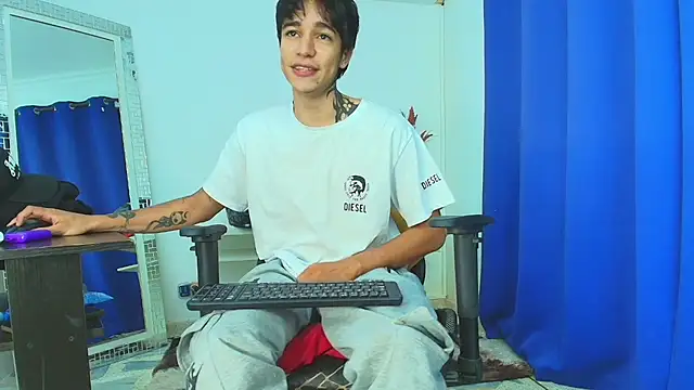 Snapshot of Zacktk7 chatting on February 18, 2025, 11:19 pm Zacktk7 online show from February 18, 2025, 11:19 pm