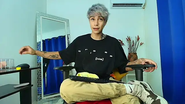 Snapshot of Zacktk7 chatting on February 26, 2025, 8:22 pm Zacktk7 online show from February 26, 2025, 8:22 pm