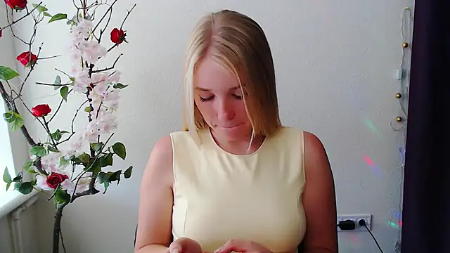 Snapshot of Queen_ofLove chatting on June 20, 2026, 12:41 pm Queen ofLove online show from June 20, 2026, 12:41 pm